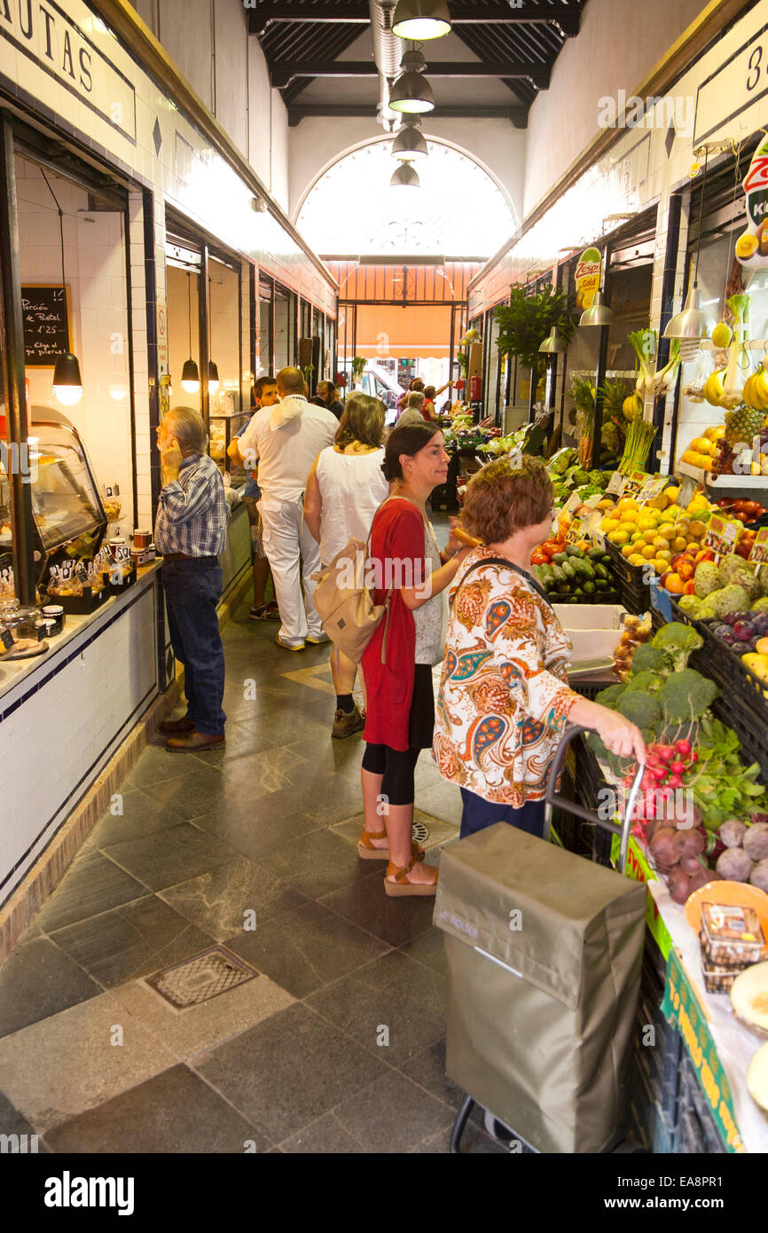 Les gens shopping pour les fruits et légumes dans un marché Bario Macarena Séville, Espagne Banque D'Images