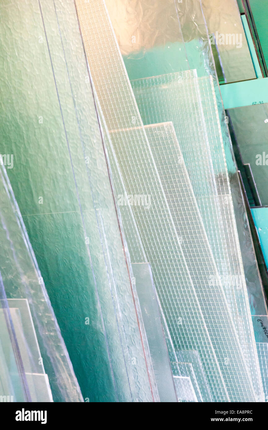 Les feuilles de verre stocké dans un atelier d'usine de verre Banque D'Images