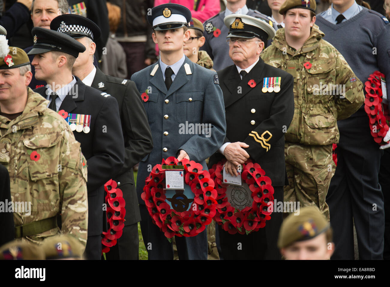 Aberystwyth, Pays de Galles, Royaume-Uni. 9 novembre 2014. Les gens paient pour leur rendre hommage, et rappelez-vous le sacrifice fait par, les morts des deux guerres mondiales et autres conflits au monument aux morts sur le château pointe à Aberystwyth, sur la côte ouest du pays de Galles. Crédit photo : Keith morris / alamy live news Banque D'Images