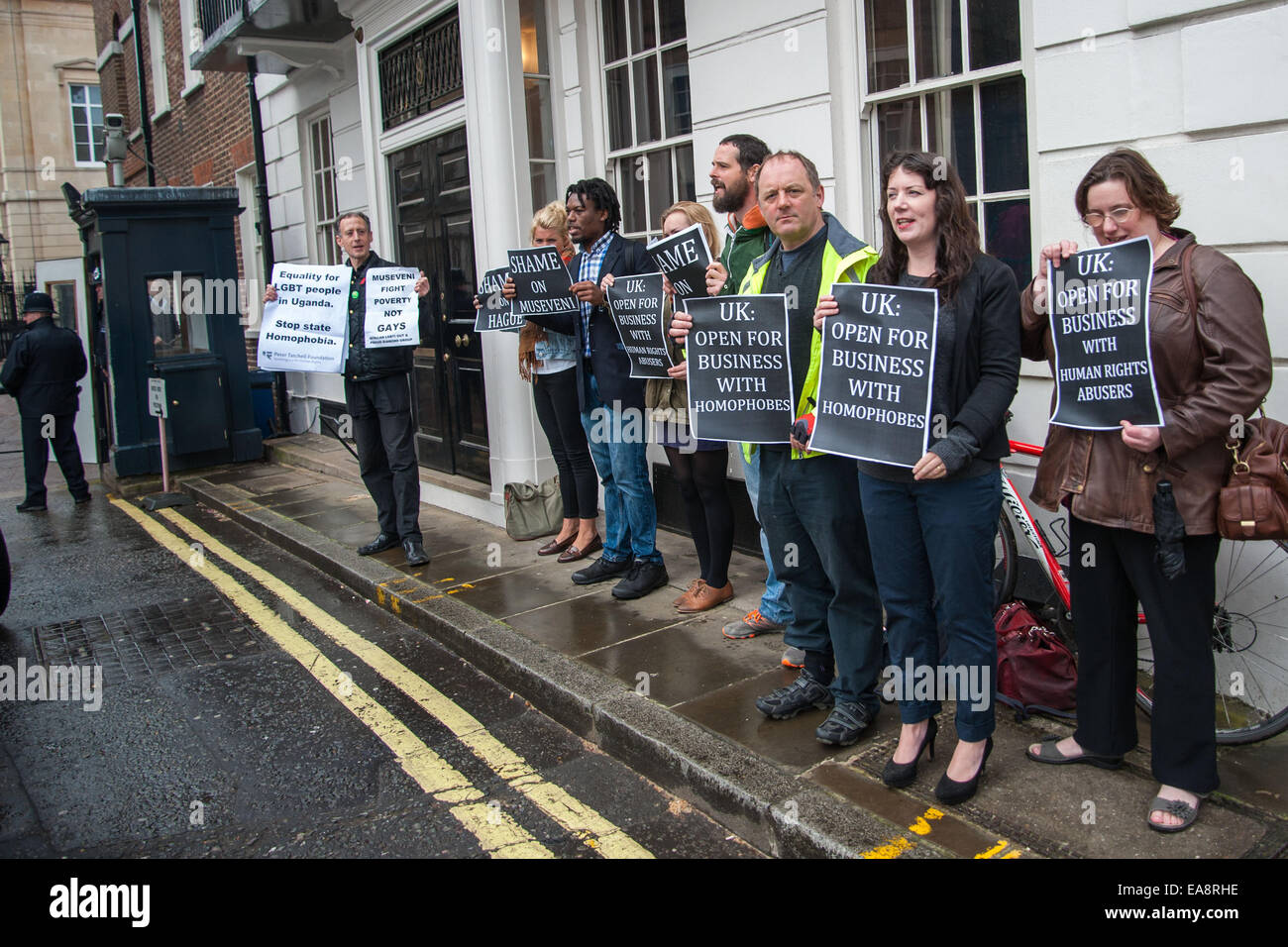 Des militants des droits de l'organiser une manifestation devant l'arrivée de président ougandais, Yoweri Museveni, à Londres pour le UK-Ouganda Conférence d'affaires à Lancaster House. Le Président Museveni a récemment signé une loi anti-gay en Ouganda. Avec : animal Banque D'Images