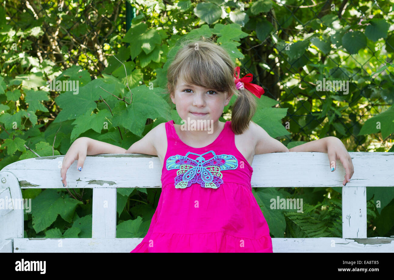 Jeune fille dans le jardin Banque D'Images