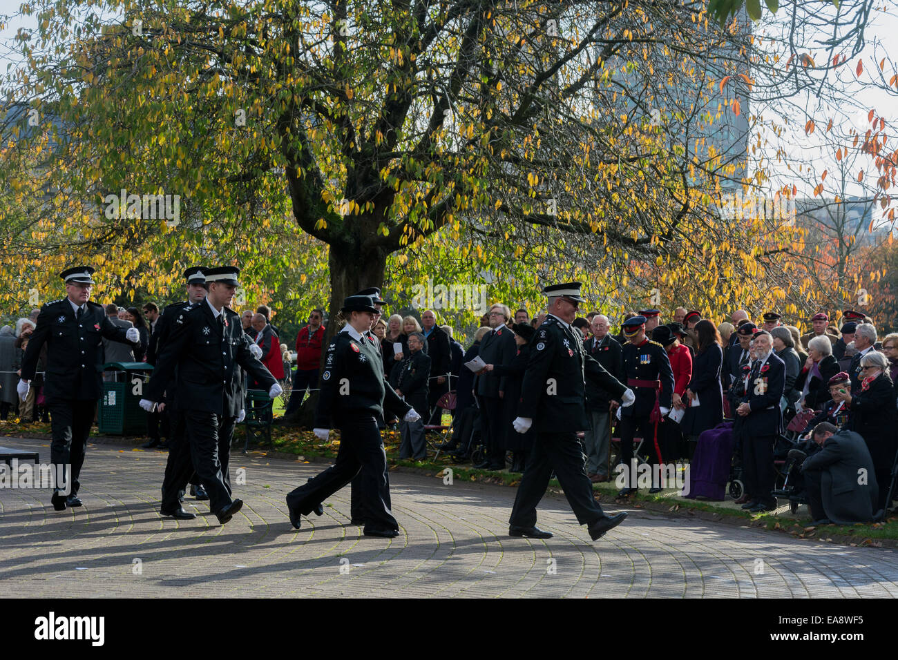 Cardiff, Wales, UK. 9 novembre, 2014. Les membres de l'Armée de St John de quitter le service du souvenir du centenaire à Cathays Park, Cardiff, Royaume-Uni. Credit : Owain Thomas/Alamy Live News Banque D'Images