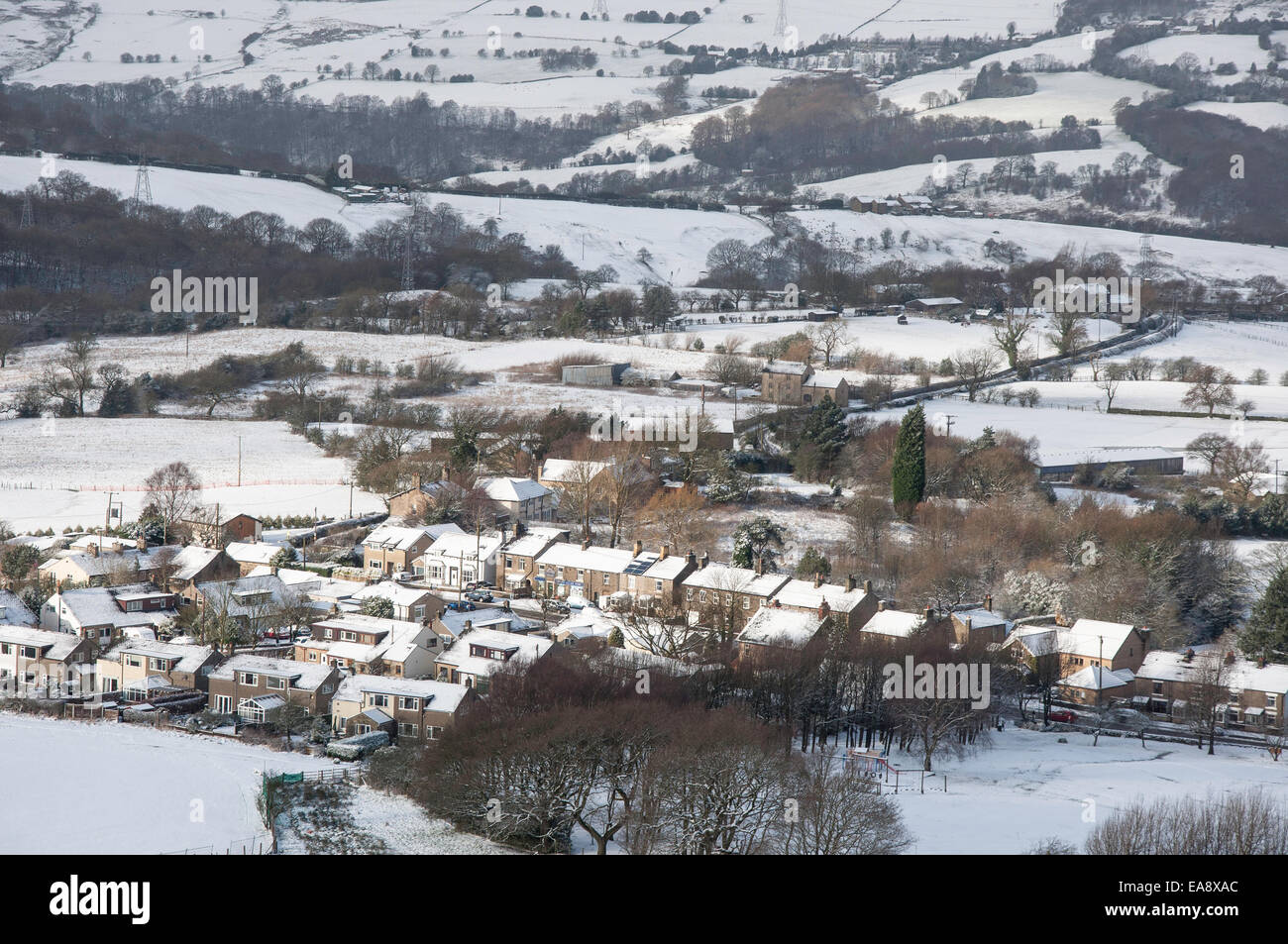 Village de Charlesworth dans la neige. Toits enneigés sur les maisons. Banque D'Images