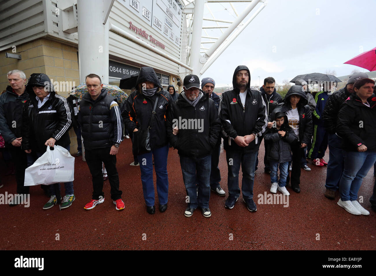 Dimanche 09 novembre 2014 Photo : des partisans de Swansea à observer une minute de silence après le dévoilement de la plaque Re : Swansea City FC ont dévoilé une plaque pour trois anciens joueurs qui sont morts pendant la Première Guerre mondiale commémorant cette façon Dimanche du souvenir. Elle a été dévoilée avant la Barclays Premier League, Swansea City FC Arsenal v City au Liberty Stadium, dans le sud du Pays de Galles, Royaume-Uni Banque D'Images