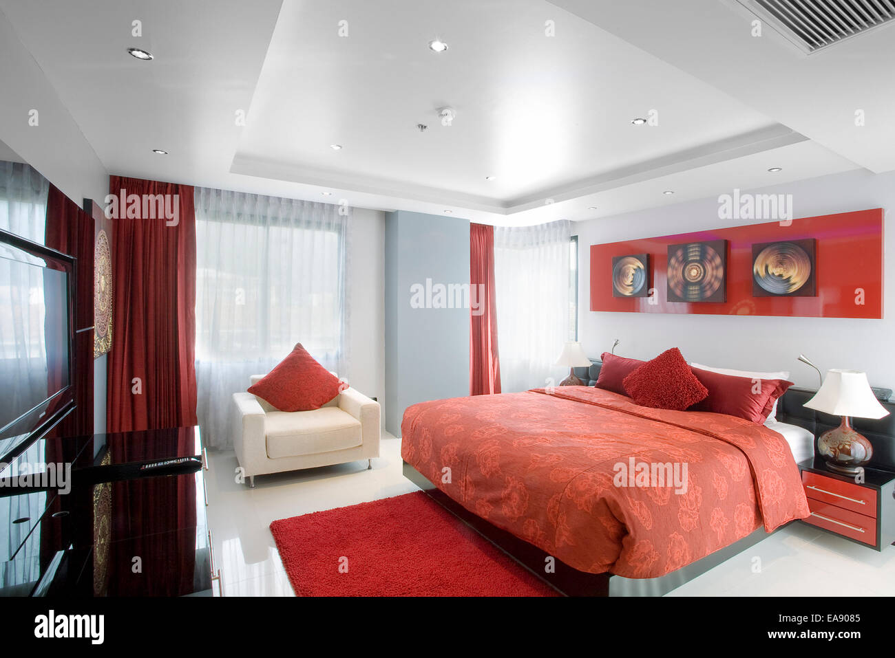 Vue panoramique de Nice chambre moderne et élégante. Les images sur le mur ont été modifiées. Banque D'Images