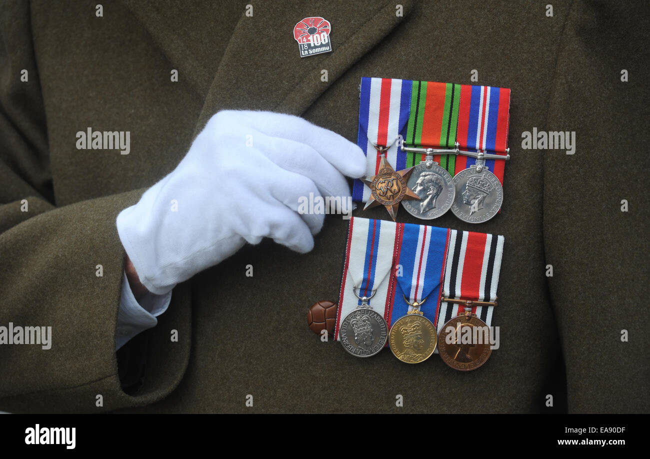 La Seconde Guerre mondiale, DEUX MÉDAILLES DE SERVICE HOLDING SOLDATS GUERRES MILITAIRES RE LES PENSIONS D'INVALIDITÉ VIEILLESSE RETRAITÉS CONFLIT UK Banque D'Images