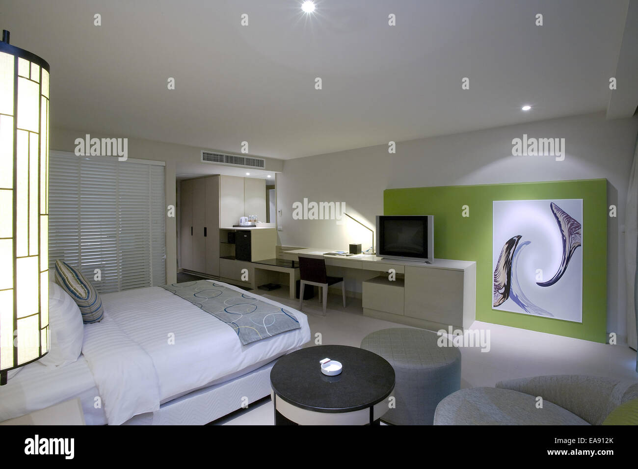 Vue panoramique de Nice chambre moderne et élégante. Sur le mur d'image a été modifiée, Banque D'Images