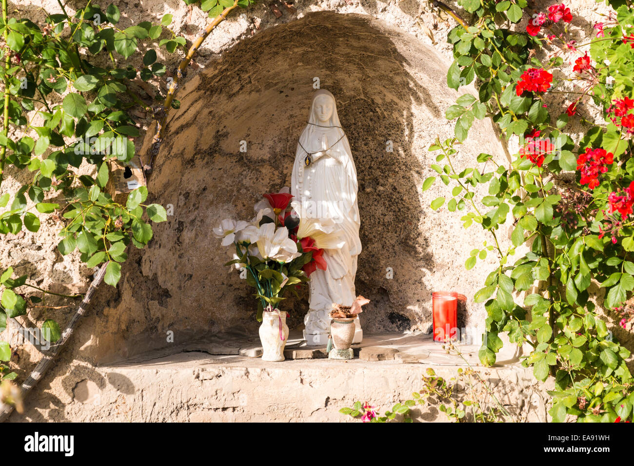 Statue de la Vierge Marie dans la grotte Banque D'Images