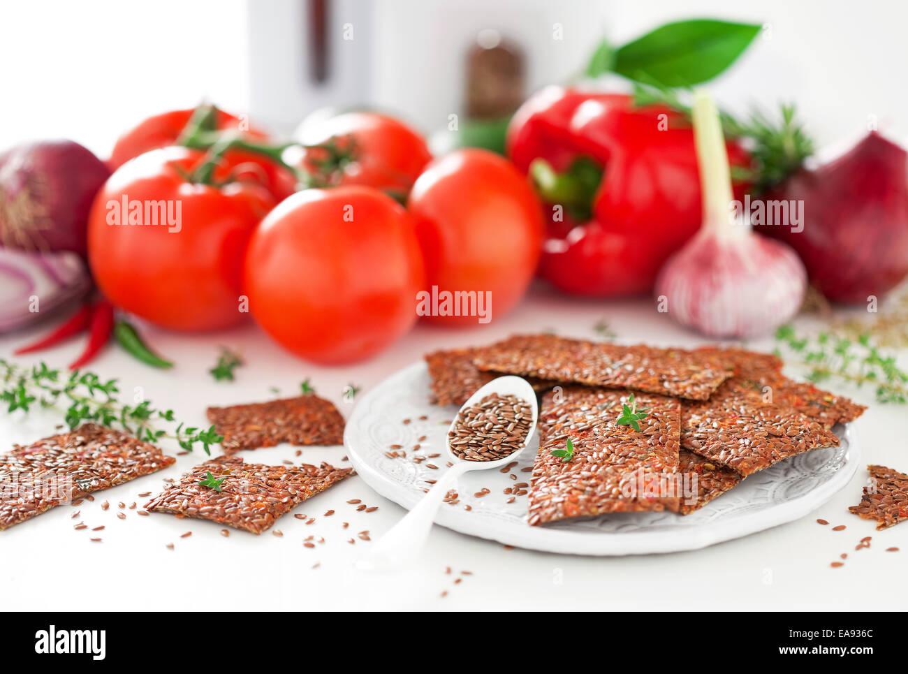 Les graines de lin et les légumes crackers Banque D'Images