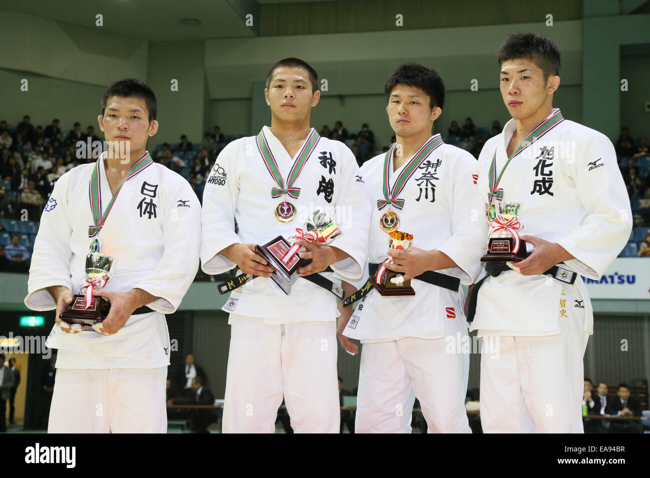 Scène de Port de Chiba, Chiba, Japon. Nov 8, 2014. (L-R) Yuki Nishiyama, Rucher Hifumi Société Anonyme Abe, Yuito Tomofumi Takajo, Yoshida, le 8 novembre 2014 - Judo : Coupe Kodokan Men's 2014 kg de procéder à la cérémonie de la victoire à l'Arène de Port de Chiba, Chiba, Japon. © Yohei Osada/AFLO SPORT/Alamy Live News Banque D'Images