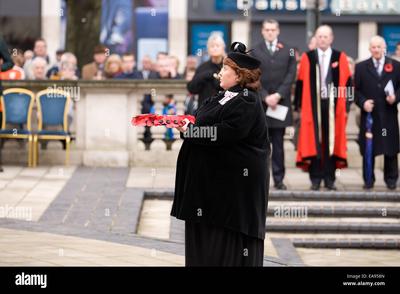 Belfast, en Irlande. 9 novembre 2014. Her Majesty's Lord Lieutenant of the county borough de Belfast Mme Fionnuala Jay-O'Boyle, CBE, qui a déposé une couronne au monument commémoratif à Belfast pour commémorer la Journée nationale de commémoration Banque D'Images