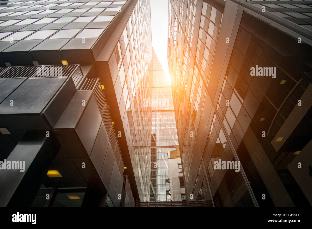 Les immeubles de bureaux en verre moderne à Londres avec le soleil Banque D'Images