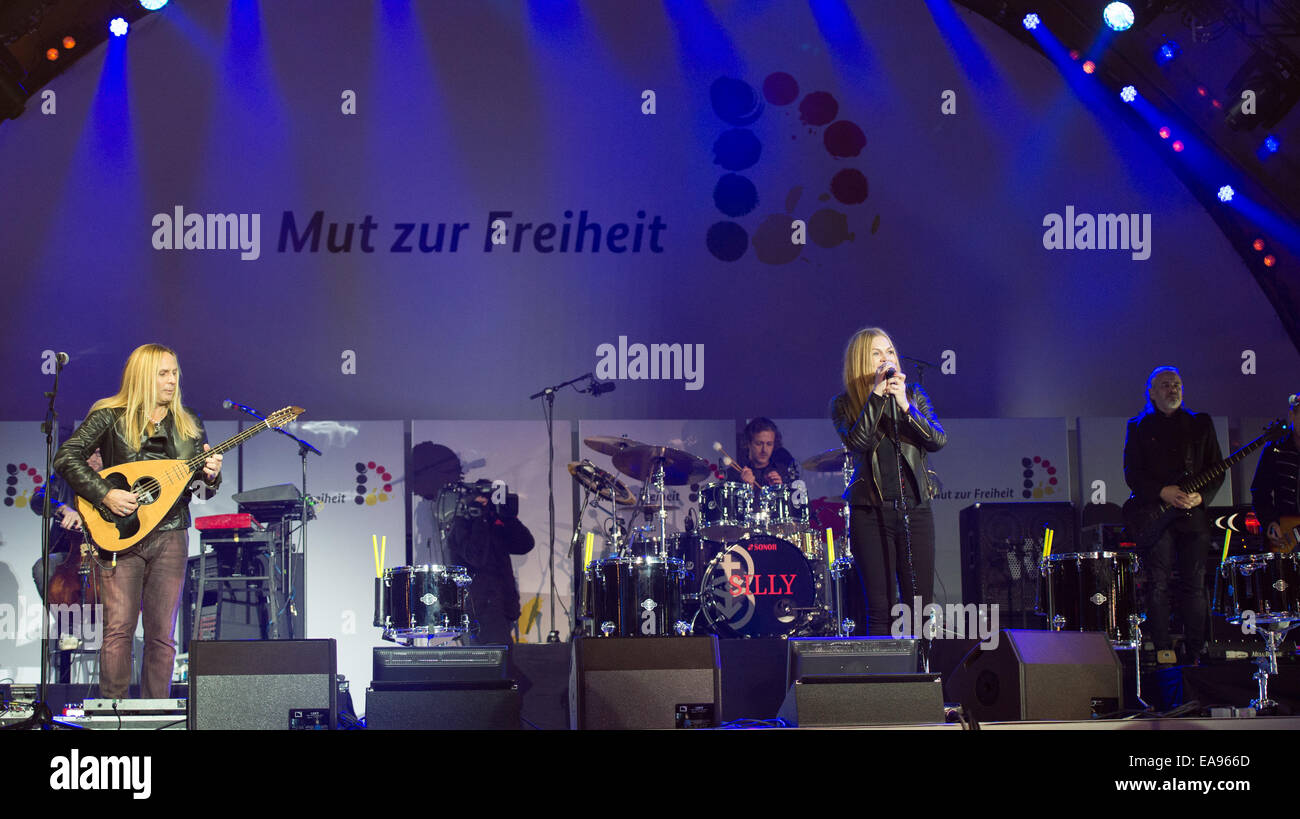 Berlin, Allemagne. Nov 9, 2014. La chanteuse Anna Loos (2e R) de la bande Silly joue sur la scène au cours des célébrations de la porte de Brandebourg à Berlin, Allemagne, 9 novembre 2014. De nombreuses manifestations ont lieu à Berlin pour commémorer le 25e anniversaire de la chute du Mur de Berlin. Photo : Bernd von Jutrczenka/dpa/Alamy Live News Banque D'Images