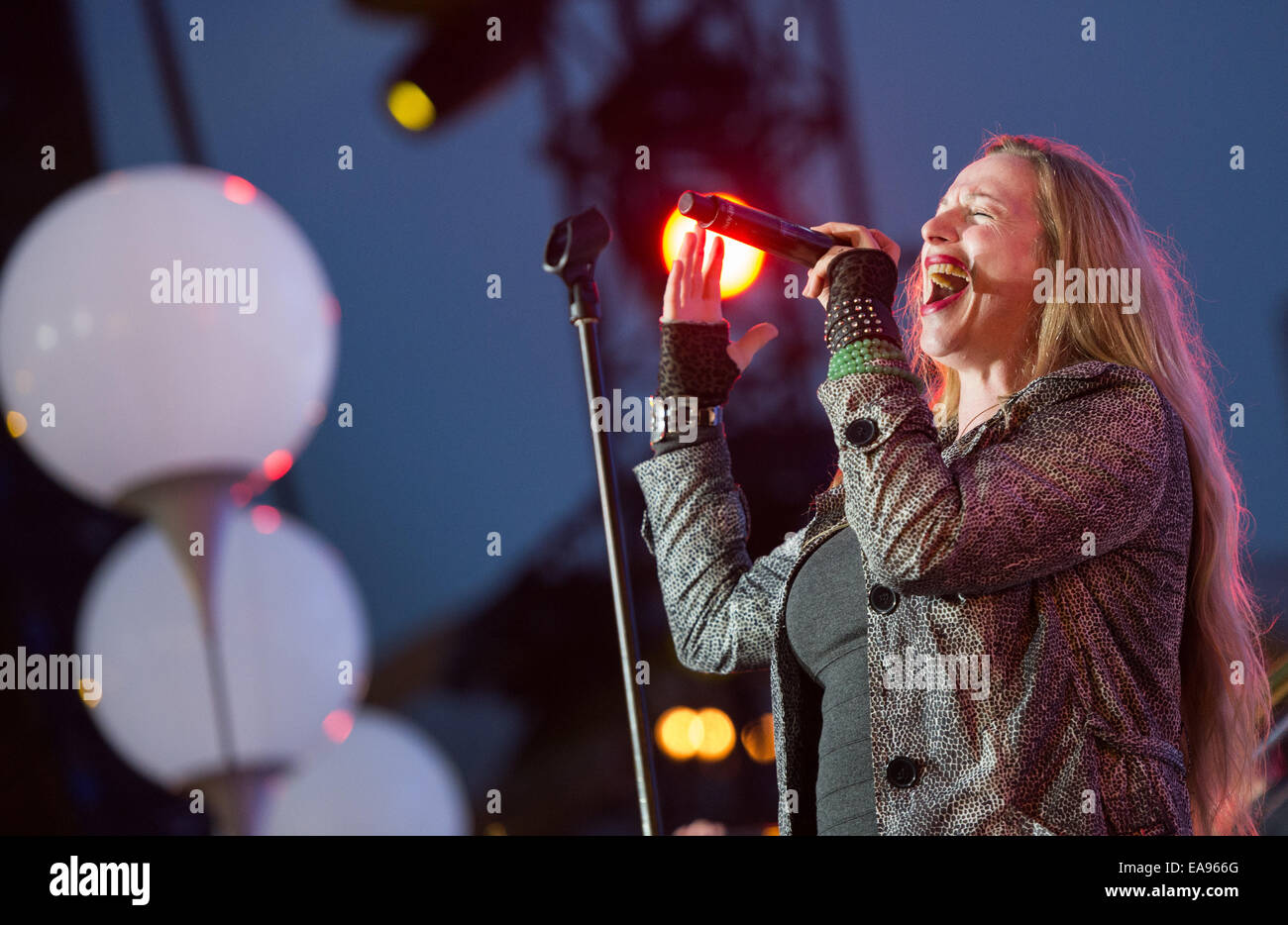 Berlin, Allemagne. Nov 9, 2014. Katie Singer La Voix du groupe beat'n'Blow joue sur la scène au cours des célébrations de la porte de Brandebourg à Berlin, Allemagne, 9 novembre 2014. De nombreuses manifestations ont lieu à Berlin pour commémorer le 25e anniversaire de la chute du Mur de Berlin. Photo : Bernd von Jutrczenka/dpa/Alamy Live News Banque D'Images