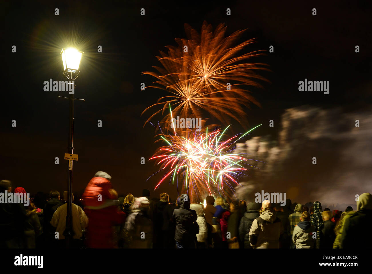 Profitez d'une foule d'artifice 5 Novembre à Chester city centre UK Banque D'Images