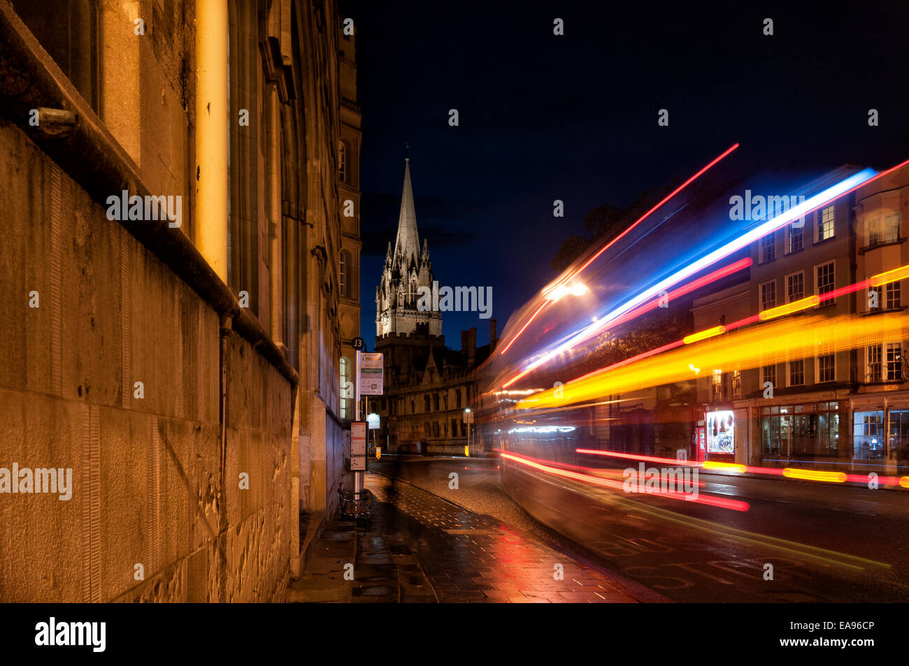 Oxford high street la nuit avec des stries de lumière à partir d'un bus qui passe Banque D'Images