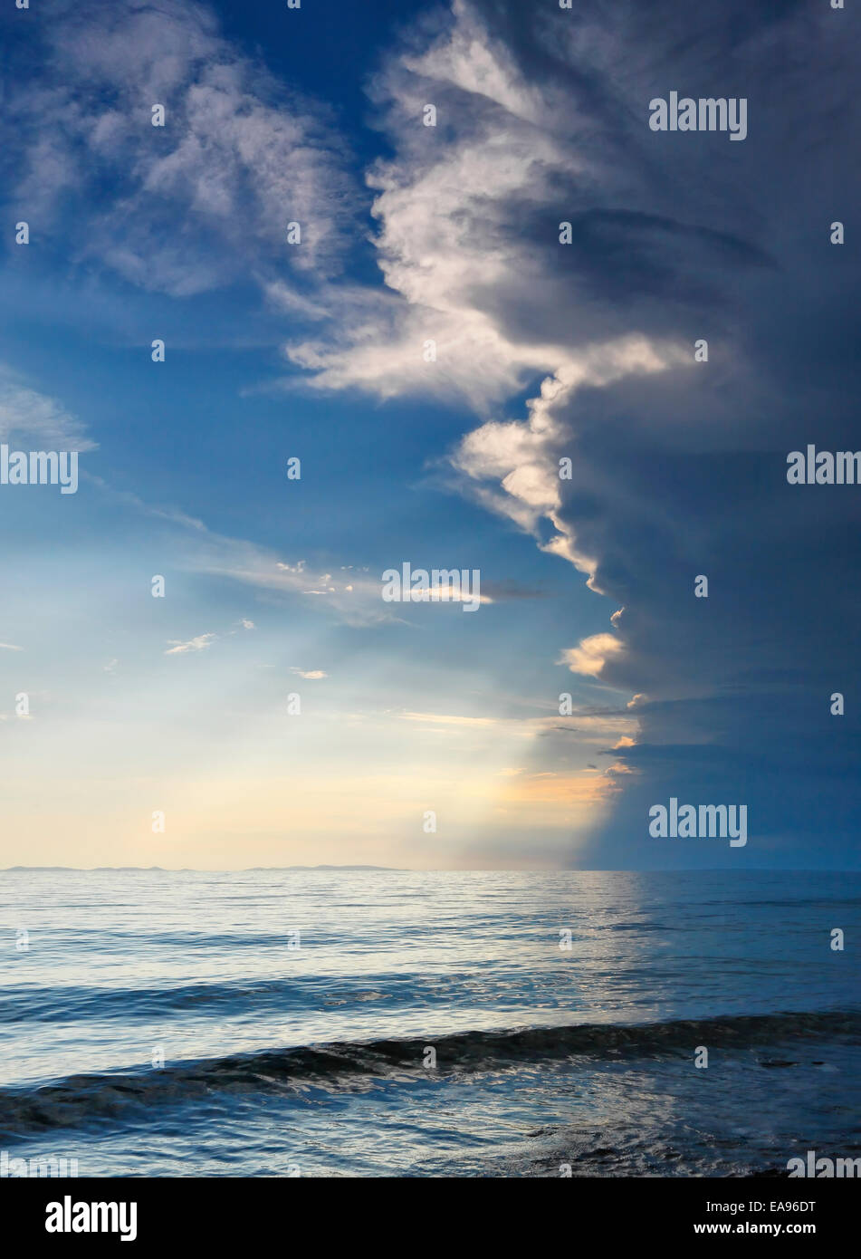 Les nuages de tempête sur l'océan Banque D'Images