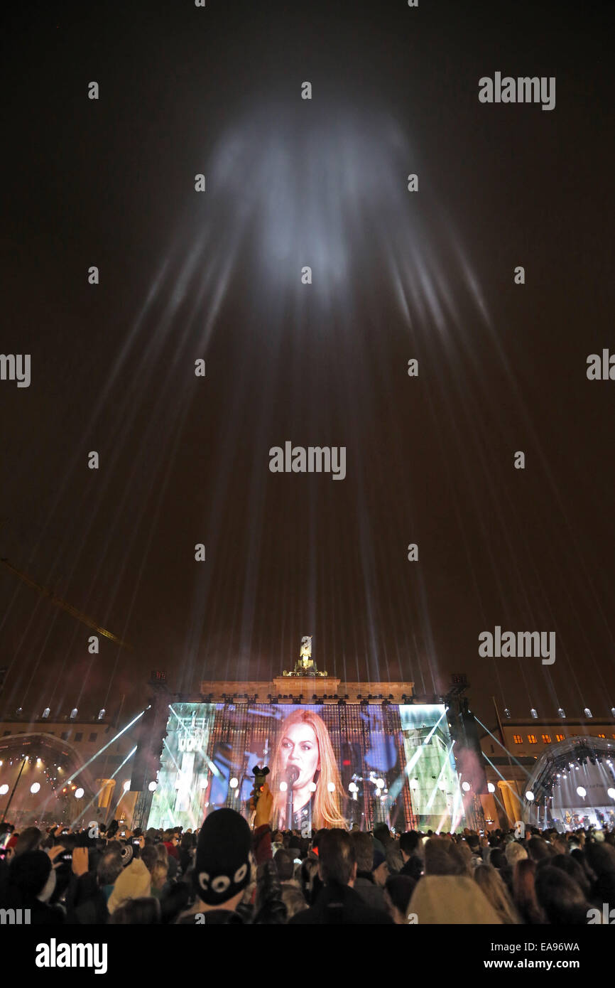 Berlin, Allemagne. Nov 9, 2014. La chanteuse Anna Loos de l'Idiot de la bande joue sur la scène au cours des célébrations de la porte de Brandebourg à Berlin, Allemagne, 9 novembre 2014. De nombreuses manifestations ont lieu à Berlin pour commémorer le 25e anniversaire de la chute du Mur de Berlin. Photo : Kay Nietfeld/dpa/Alamy Live News Banque D'Images