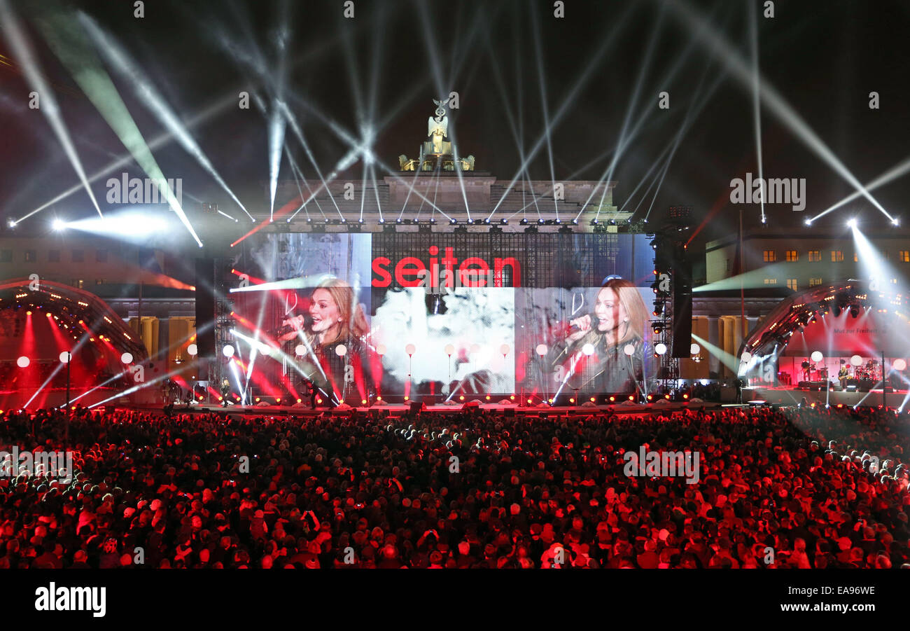 Berlin, Allemagne. Nov 9, 2014. La chanteuse Anna Loos de l'Idiot de la bande joue sur la scène au cours des célébrations de la porte de Brandebourg à Berlin, Allemagne, 9 novembre 2014. De nombreuses manifestations ont lieu à Berlin pour commémorer le 25e anniversaire de la chute du Mur de Berlin. Photo : Kay Nietfeld/dpa/Alamy Live News Banque D'Images
