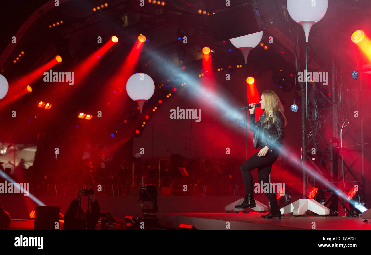 Berlin, Allemagne. Nov 9, 2014. La chanteuse Anna Loos de l'Idiot de la bande joue sur la scène au cours des célébrations de la porte de Brandebourg à Berlin, Allemagne, 9 novembre 2014. De nombreuses manifestations ont lieu à Berlin pour commémorer le 25e anniversaire de la chute du Mur de Berlin. Photo : Bernd von Jutrczenka/dpa/Alamy Live News Banque D'Images