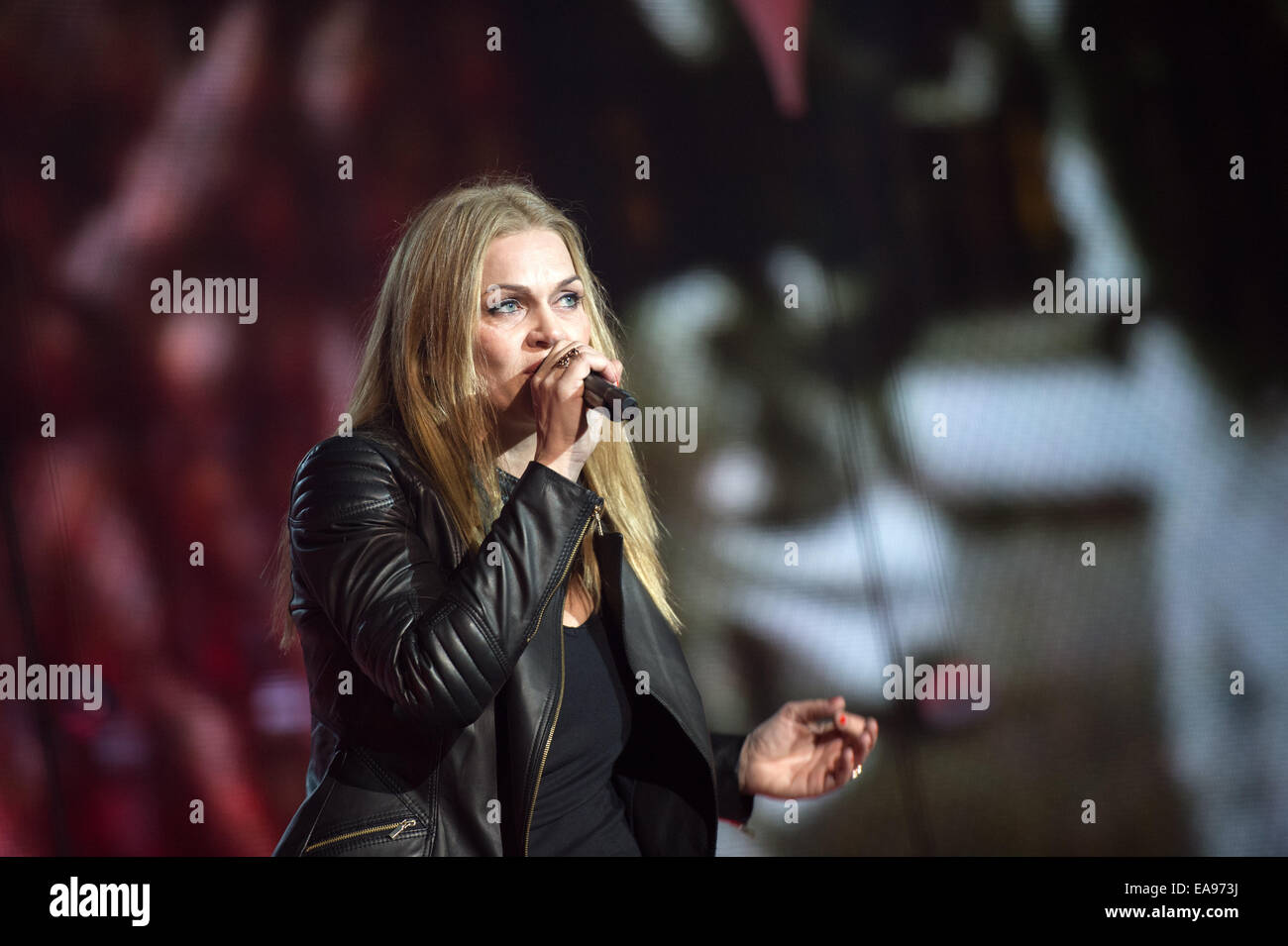 Berlin, Allemagne. Nov 9, 2014. La chanteuse Anna Loos de l'Idiot de la bande joue sur la scène au cours des célébrations de la porte de Brandebourg à Berlin, Allemagne, 9 novembre 2014. De nombreuses manifestations ont lieu à Berlin pour commémorer le 25e anniversaire de la chute du Mur de Berlin. Photo : Bernd von Jutrczenka/dpa/Alamy Live News Banque D'Images