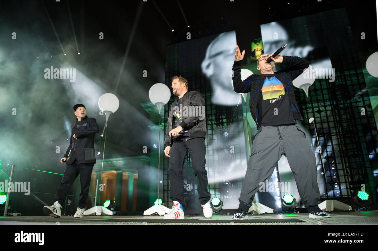 Berlin, Allemagne. Nov 9, 2014. Hiphop allemand bande 'Fantastischen Vier' produire sur scène au cours des célébrations de la porte de Brandebourg à Berlin, Allemagne, 9 novembre 2014. De nombreuses manifestations ont lieu à Berlin pour commémorer le 25e anniversaire de la chute du Mur de Berlin. Photo : Bernd von Jutrczenka/dpa/Alamy Live News Banque D'Images