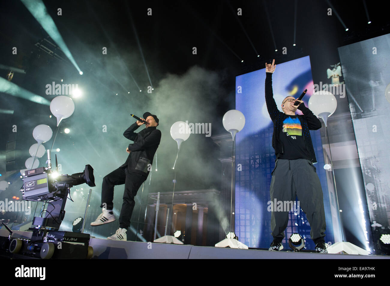 Berlin, Allemagne. Nov 9, 2014. Hiphop allemand bande 'Fantastischen Vier' produire sur scène au cours des célébrations de la porte de Brandebourg à Berlin, Allemagne, 9 novembre 2014. De nombreuses manifestations ont lieu à Berlin pour commémorer le 25e anniversaire de la chute du Mur de Berlin. Photo : Bernd von Jutrczenka/dpa/Alamy Live News Banque D'Images