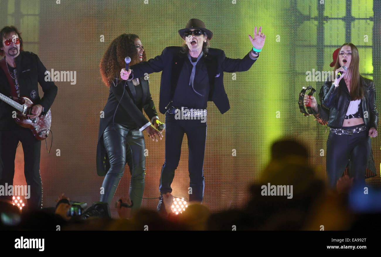 Berlin, Allemagne. Nov 9, 2014. La chanteuse allemande Udo Lindenberg (2e R) effectue avec son groupe sur scène lors de la célébration à l'occasion du 25e anniversaire de la chute du Mur de Berlin, en face de la porte de Brandebourg à Berlin, Allemagne, 9 novembre 2014. De nombreuses manifestations ont lieu à Berlin pour commémorer le 25e anniversaire de la chute du Mur de Berlin. Photo : Kay Nietfeld/dpa/Alamy Live News Banque D'Images