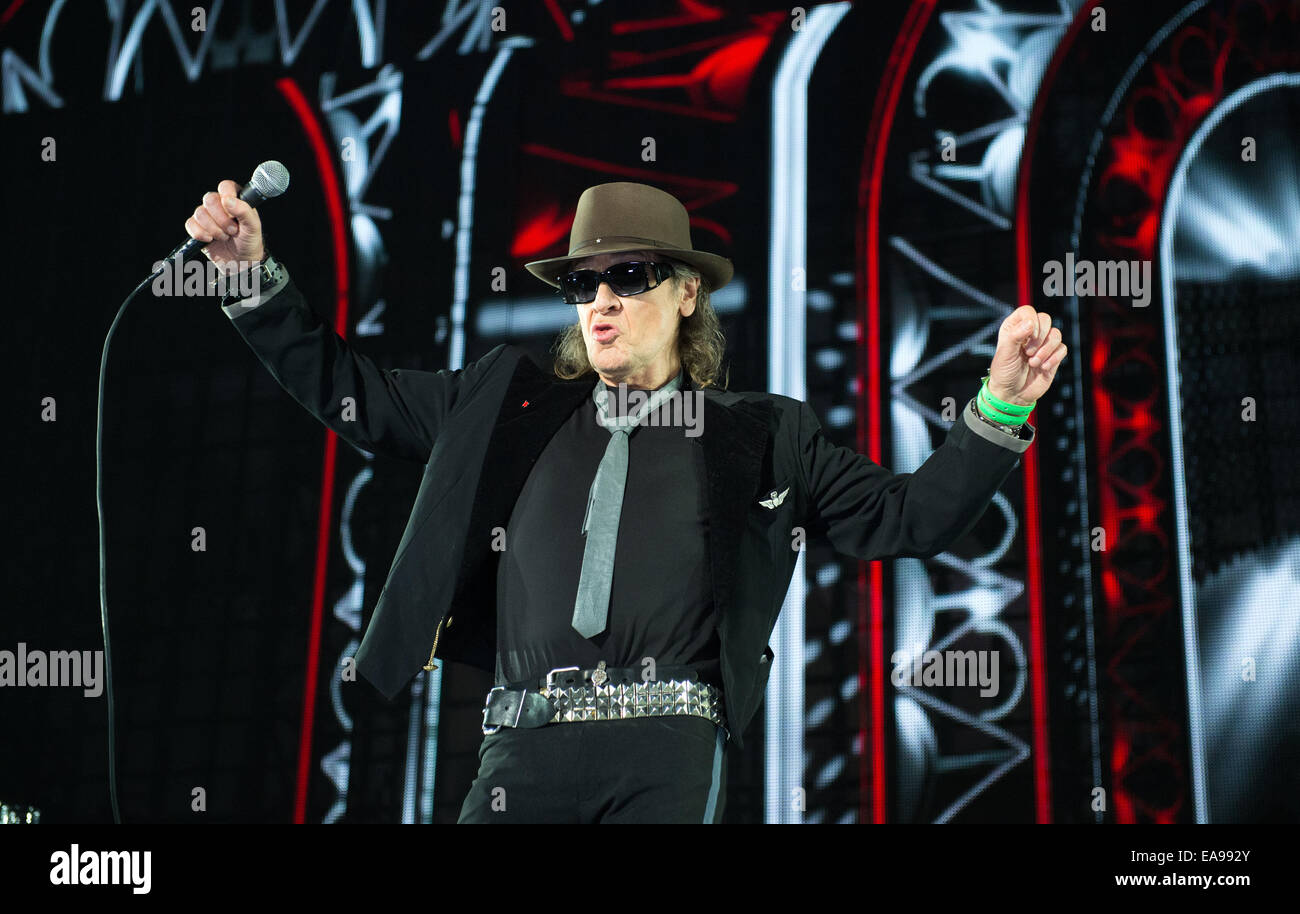 Berlin, Allemagne. Nov 9, 2014. La chanteuse allemande Udo Lindenberg se produit avec son groupe sur scène lors de la célébration à l'occasion du 25e anniversaire de la chute du Mur de Berlin, en face de la porte de Brandebourg à Berlin, Allemagne, 9 novembre 2014. De nombreuses manifestations ont lieu à Berlin pour commémorer le 25e anniversaire de la chute du Mur de Berlin. Photo : Bernd von Jutrczenka/dpa/Alamy Live News Banque D'Images