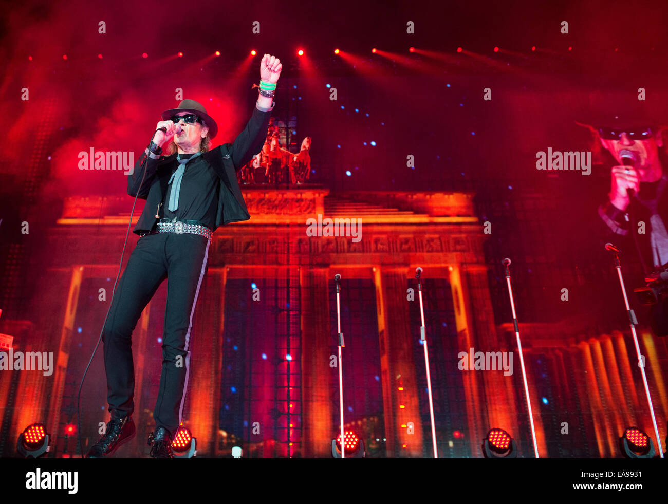 Berlin, Allemagne. Nov 9, 2014. La chanteuse allemande Udo Lindenberg se produit avec son groupe sur scène lors de la célébration à l'occasion du 25e anniversaire de la chute du Mur de Berlin, en face de la porte de Brandebourg à Berlin, Allemagne, 9 novembre 2014. De nombreuses manifestations ont lieu à Berlin pour commémorer le 25e anniversaire de la chute du Mur de Berlin. Photo : Bernd von Jutrczenka/dpa/Alamy Live News Banque D'Images