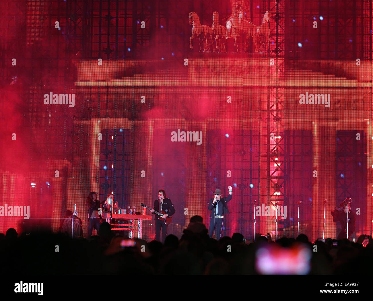 Berlin, Allemagne. Nov 9, 2014. La chanteuse allemande Udo Lindenberg se produit avec son groupe sur scène lors de la célébration à l'occasion du 25e anniversaire de la chute du Mur de Berlin, en face de la porte de Brandebourg à Berlin, Allemagne, 9 novembre 2014. De nombreuses manifestations ont lieu à Berlin pour commémorer le 25e anniversaire de la chute du Mur de Berlin. Photo : Kay Nietfeld/dpa/Alamy Live News Banque D'Images