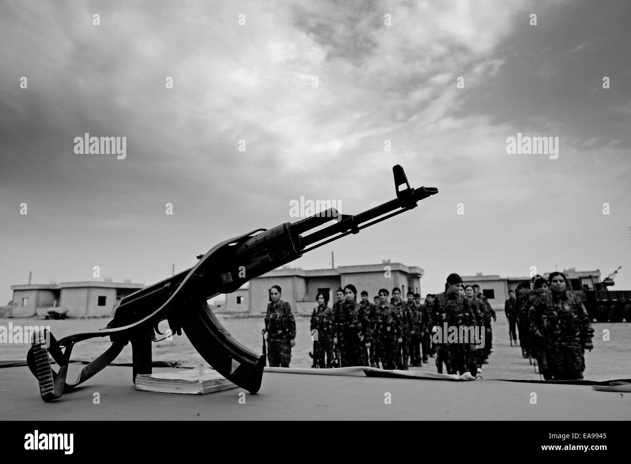 Un fusil Kalashnikov ak-47 placé sur une table pendant le cisaillement Cérémonie des combattants kurdes des unités de protection des femmes YPJ Dans un camp d'entraînement dans le district d'Al Hasakah ou d'Hassakeh Dans le nord de la Syrie Banque D'Images