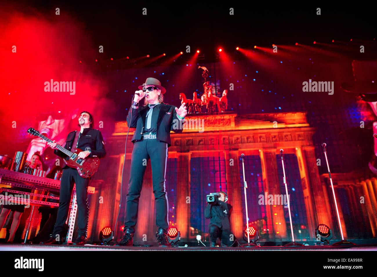 Berlin, Allemagne. Nov 9, 2014. La chanteuse allemande Udo Lindenberg se produit avec son groupe sur scène lors de la célébration à l'occasion du 25e anniversaire de la chute du Mur de Berlin, en face de la porte de Brandebourg à Berlin, Allemagne, 9 novembre 2014. De nombreuses manifestations ont lieu à Berlin pour commémorer le 25e anniversaire de la chute du Mur de Berlin. Photo : Bernd von Jutrczenka/dpa/Alamy Live News Banque D'Images