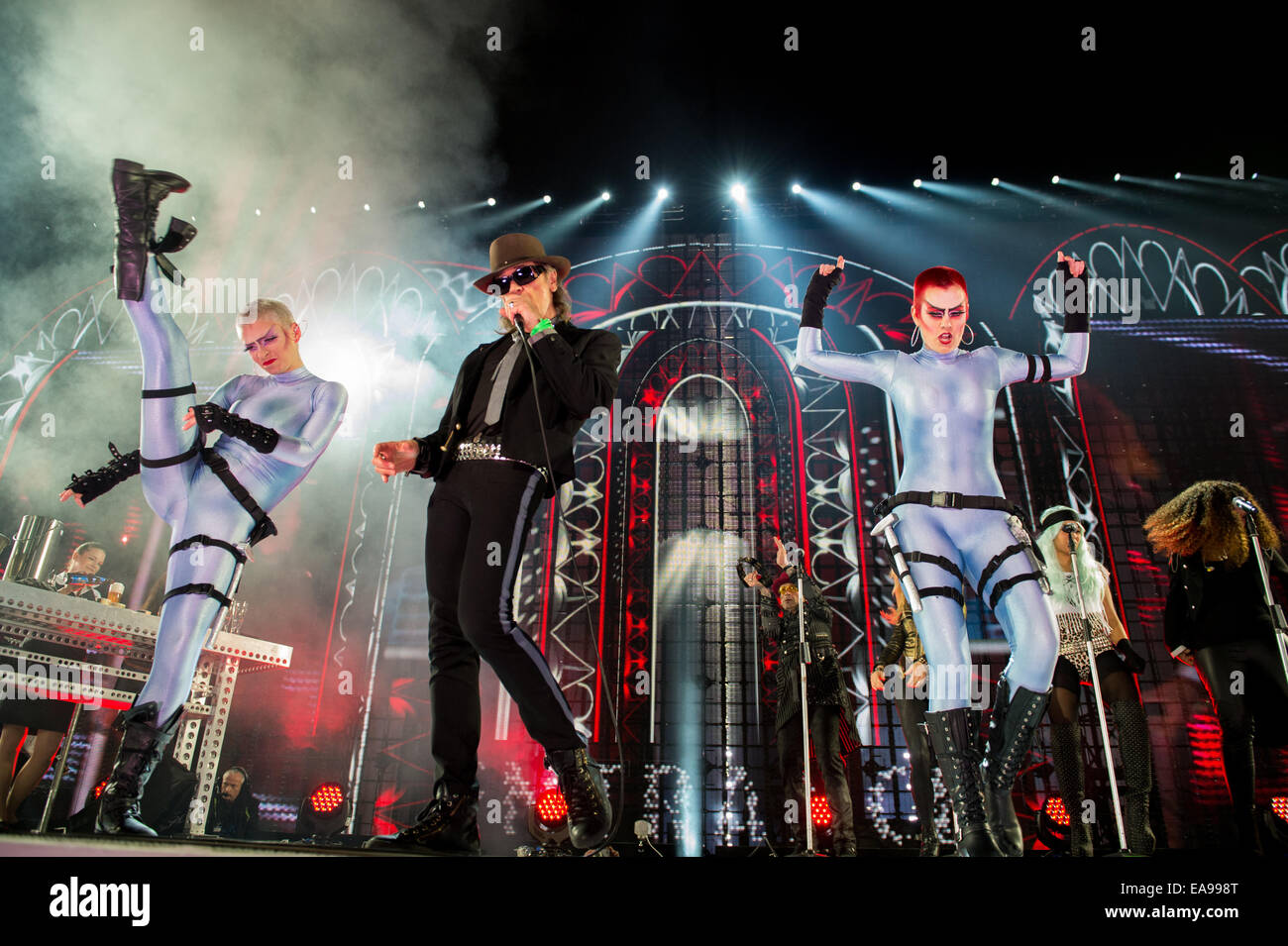 Berlin, Allemagne. Nov 9, 2014. La chanteuse allemande Udo Lindenberg se produit avec son groupe sur scène lors de la célébration à l'occasion du 25e anniversaire de la chute du Mur de Berlin, en face de la porte de Brandebourg à Berlin, Allemagne, 9 novembre 2014. De nombreuses manifestations ont lieu à Berlin pour commémorer le 25e anniversaire de la chute du Mur de Berlin. Photo : Bernd von Jutrczenka/dpa/Alamy Live News Banque D'Images