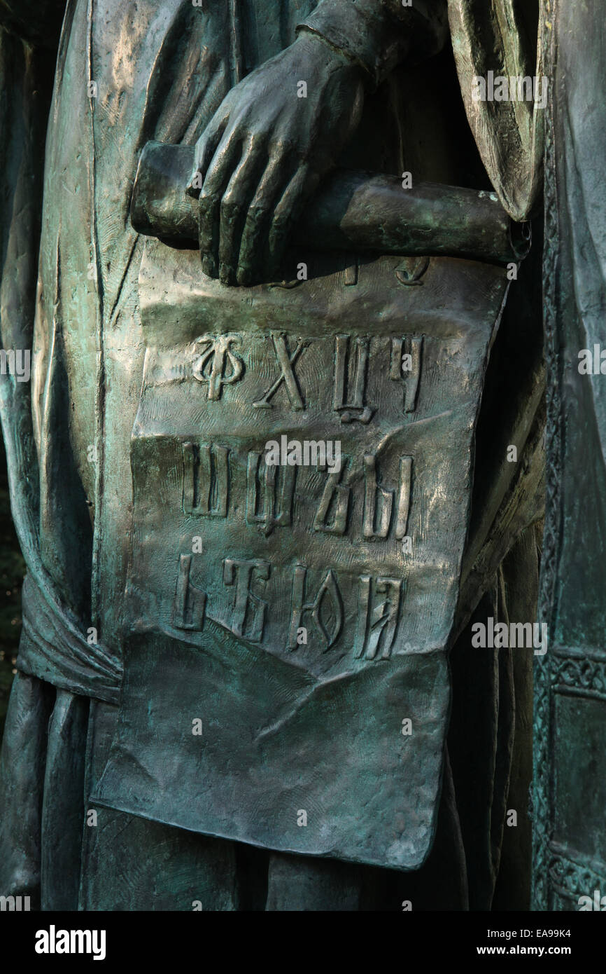 L'alphabet russe. Détail du monument à Saints Cyrille et Méthode dans la ville de Dimitrov dans la région de Moscou, Russie. Banque D'Images