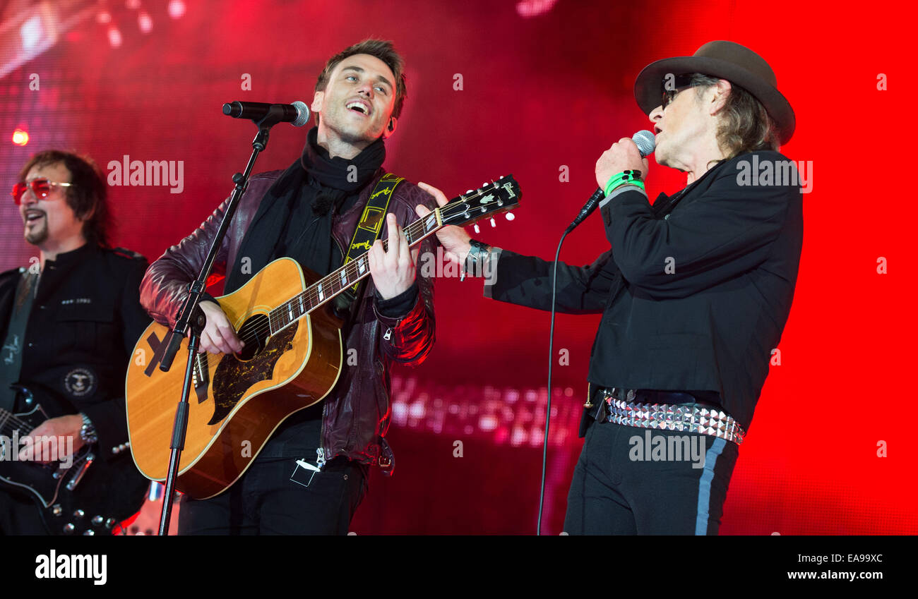 Berlin, Allemagne. Nov 9, 2014. La chanteuse allemande Udo Lindenberg se produit avec son groupe sur scène lors de la célébration à l'occasion du 25e anniversaire de la chute du Mur de Berlin, en face de la porte de Brandebourg à Berlin, Allemagne, 9 novembre 2014. De nombreuses manifestations ont lieu à Berlin pour commémorer le 25e anniversaire de la chute du Mur de Berlin. Photo : Bernd von Jutrczenka/dpa/Alamy Live News Banque D'Images