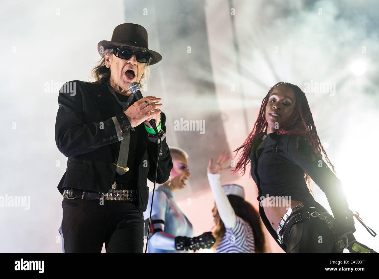 Berlin, Allemagne. Nov 9, 2014. La chanteuse allemande Udo Lindenberg se produit avec son groupe sur scène lors de la célébration à l'occasion du 25e anniversaire de la chute du Mur de Berlin, en face de la porte de Brandebourg à Berlin, Allemagne, 9 novembre 2014. De nombreuses manifestations ont lieu à Berlin pour commémorer le 25e anniversaire de la chute du Mur de Berlin. Photo : Bernd von Jutrczenka/dpa/Alamy Live News Banque D'Images