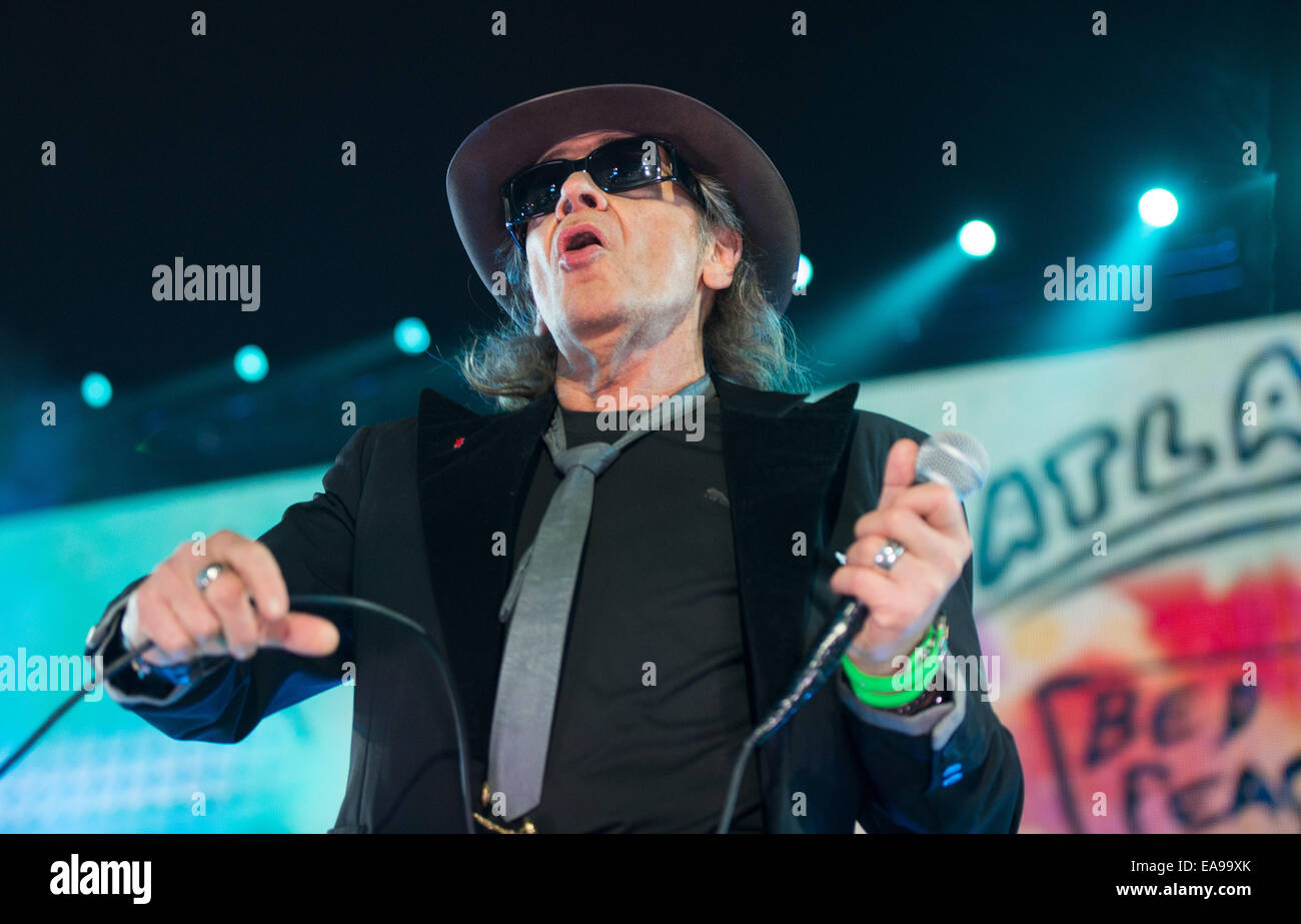 Berlin, Allemagne. Nov 9, 2014. La chanteuse allemande Udo Lindenberg se produit avec son groupe sur scène lors de la célébration à l'occasion du 25e anniversaire de la chute du Mur de Berlin, en face de la porte de Brandebourg à Berlin, Allemagne, 9 novembre 2014. De nombreuses manifestations ont lieu à Berlin pour commémorer le 25e anniversaire de la chute du Mur de Berlin. Photo : Bernd von Jutrczenka/dpa/Alamy Live News Banque D'Images