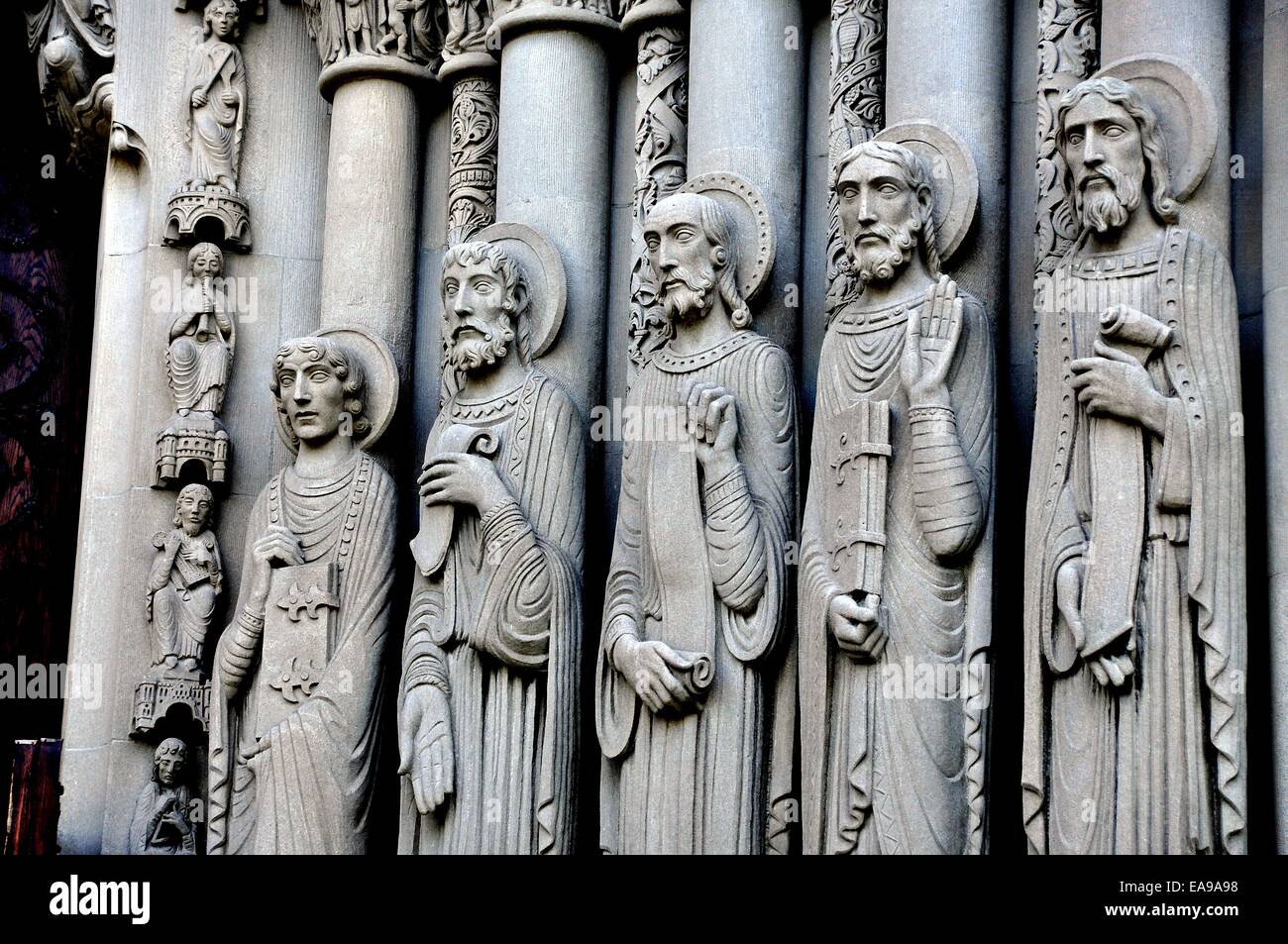 NYC : statues allongées de Christ's apôtres orn l'entrée centrale porte de Riverside Church Banque D'Images
