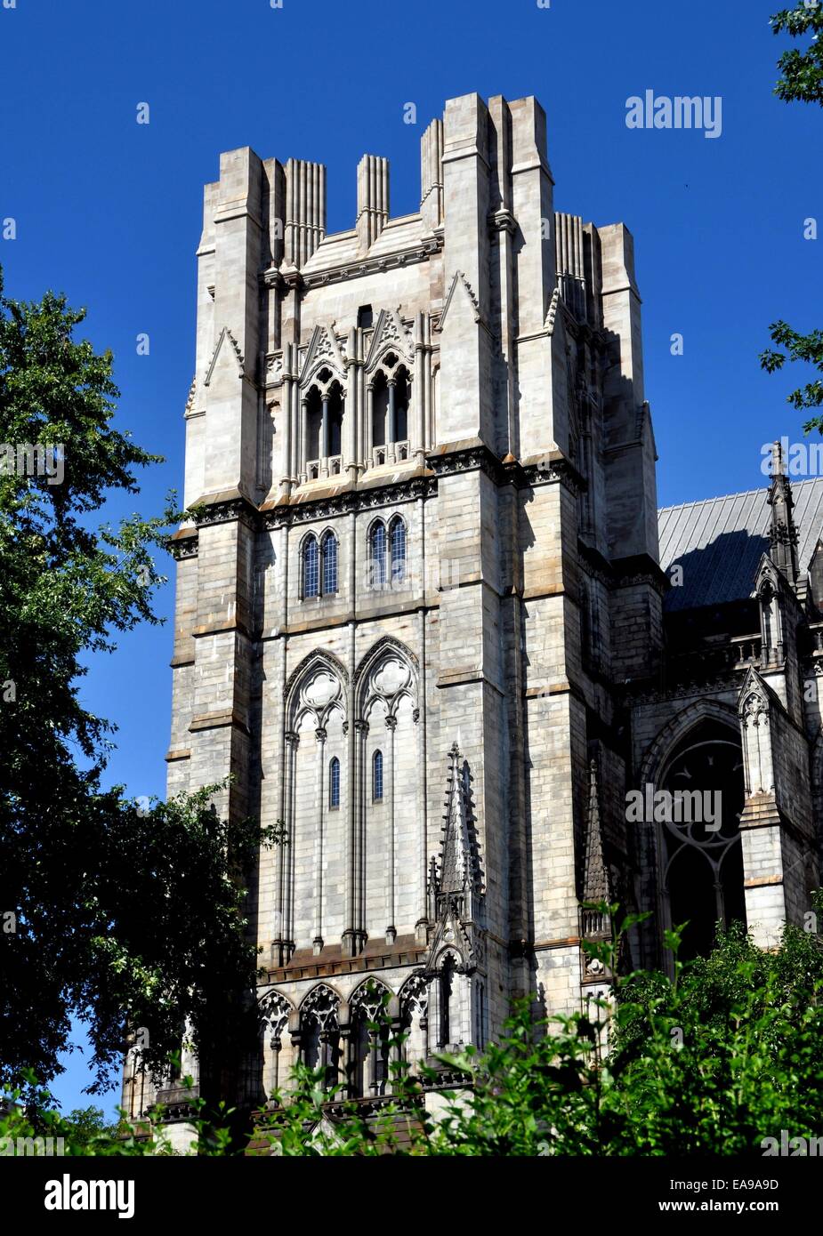 Paris : l'inachevé de style néo-gothique tour sud de la Cathédrale 1892 Église de Saint-Jean le divin Banque D'Images