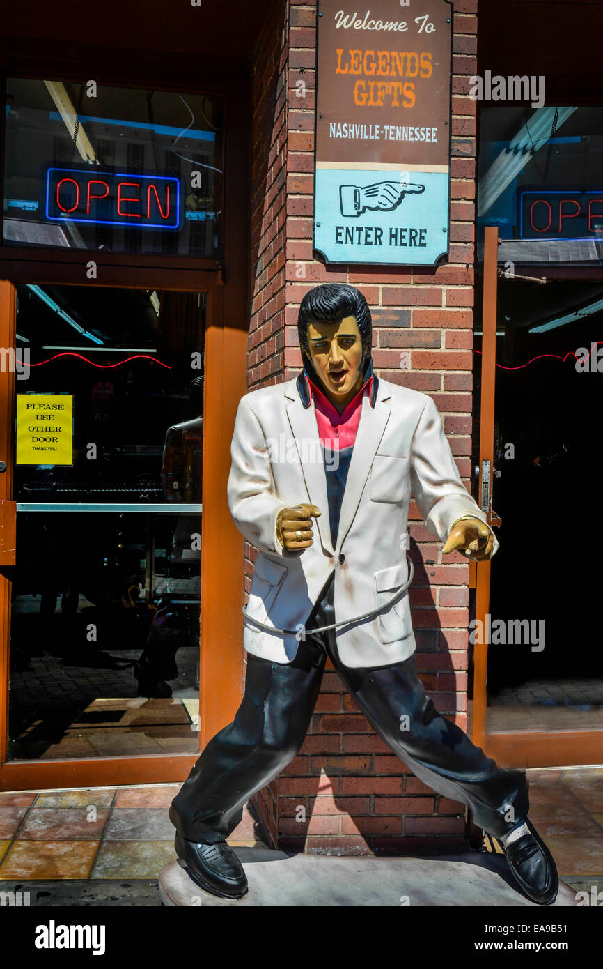 Une statue en résine d'Elvis Presley accueille les clients en face de l'Légendes cadeaux sur Broadway inférieur au centre-ville de Nashville, TN Banque D'Images