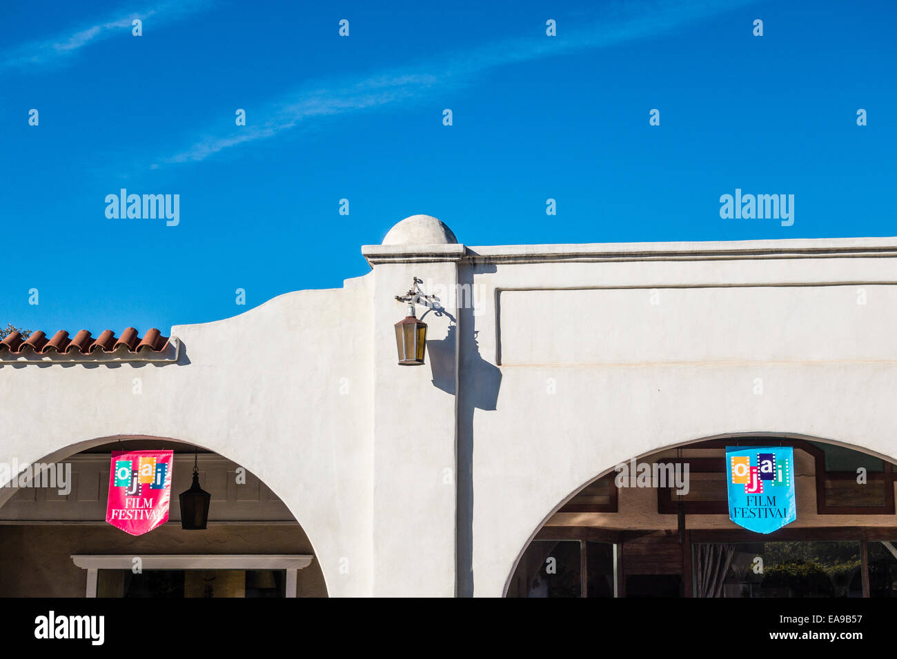 Des détails architecturaux de l'Ojai historique arcade montrant deux arches et la ligne de pavillon et festival du film signes. Banque D'Images