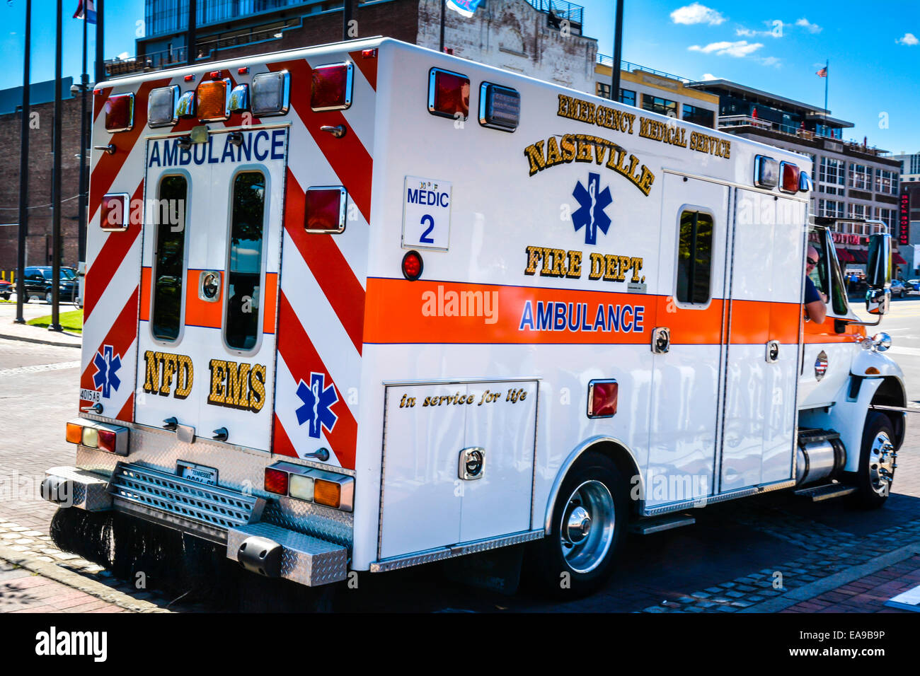 Une ambulance des pompiers de Nashville à travers le centre-ville de croisière : Nashville, Tennessee sur Broadway inférieur Banque D'Images