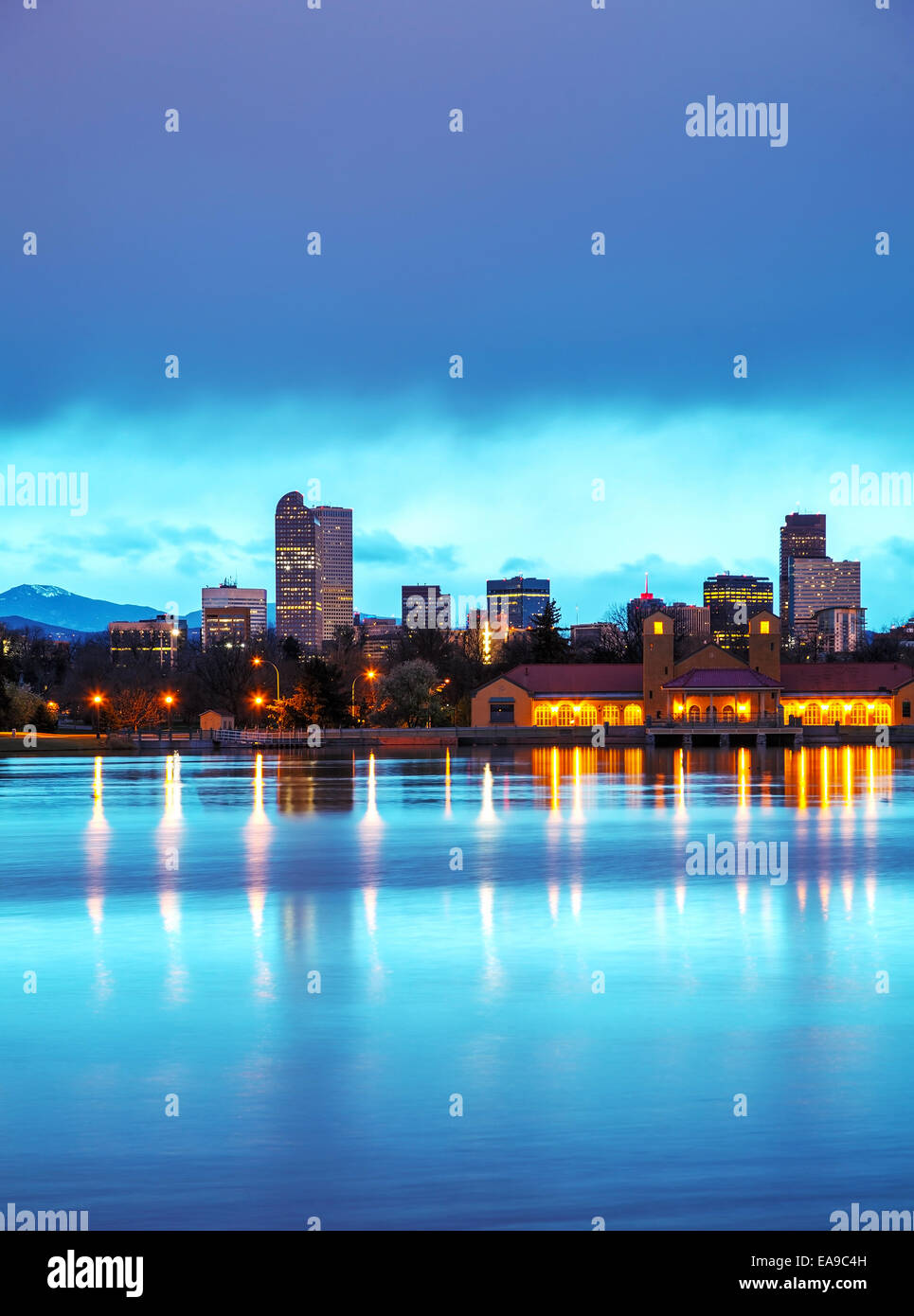 Le centre-ville de Denver, Colorado au matin comme vu du parc de la ville Banque D'Images