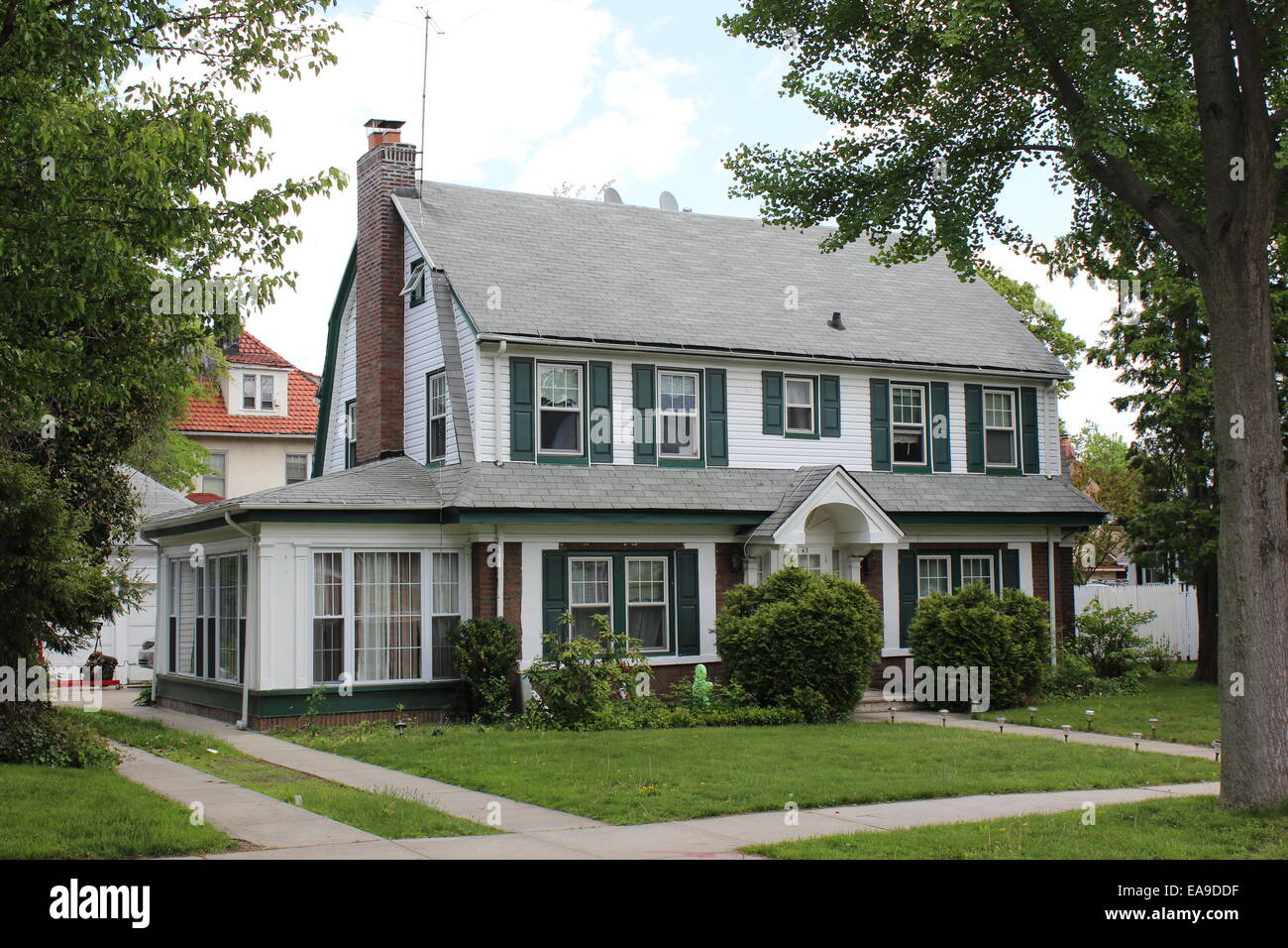 Dutch Colonial Revival house, Hollis Park Gardens, Queens, New York Banque D'Images