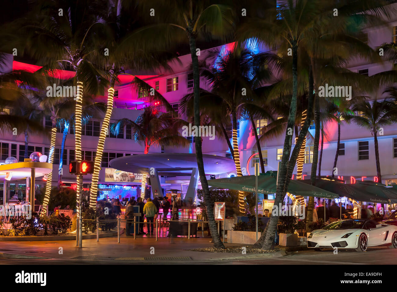 Lumières colorées et les voitures rapides ; Clevelander Hotel discothèque et bar terrasse extérieure sur Deco Drive, South Beach Miami, Floride USA. Banque D'Images