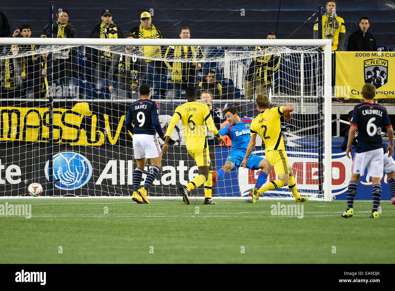 Foxborough, Massachusetts, USA. Nov 9, 2014. Columbus Crew gardien Steve Clark (1) montres un tir de New England Revolution Lee au poste de Nguyen (24) obtenir par et dans le net au cours de la deuxième étape de la MLS Eastern Conference demi finale match entre Columbus Crew et le New England Revolution tenue au Stade Gillette à Foxborough dans le Massachusetts. Eric Canha/CSM/Alamy Live News Banque D'Images