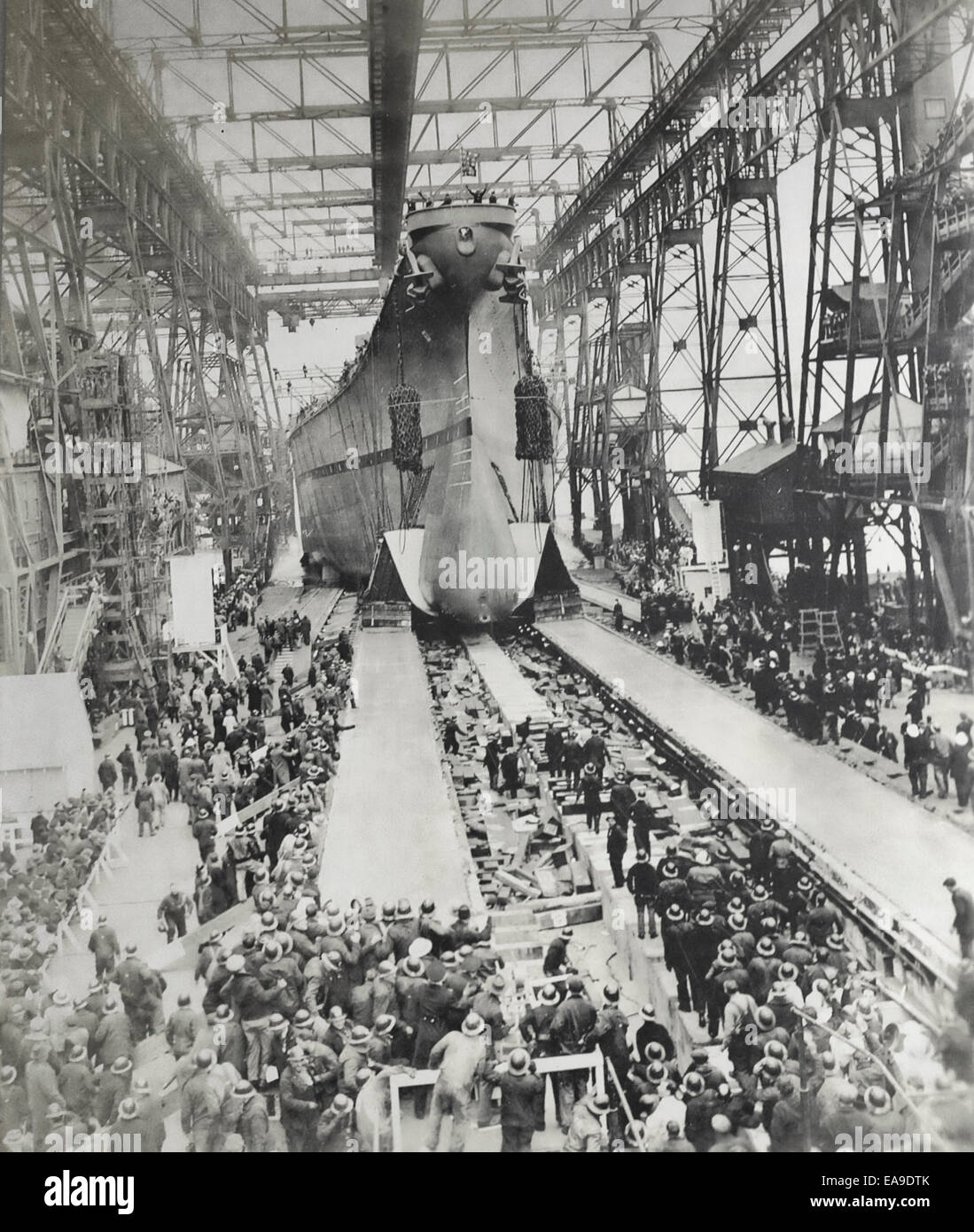 Regard sur les travailleurs des chantiers navals avec fierté qu'ils observent l'USS Missouri glissent sur les chemins vers la rivière Banque D'Images