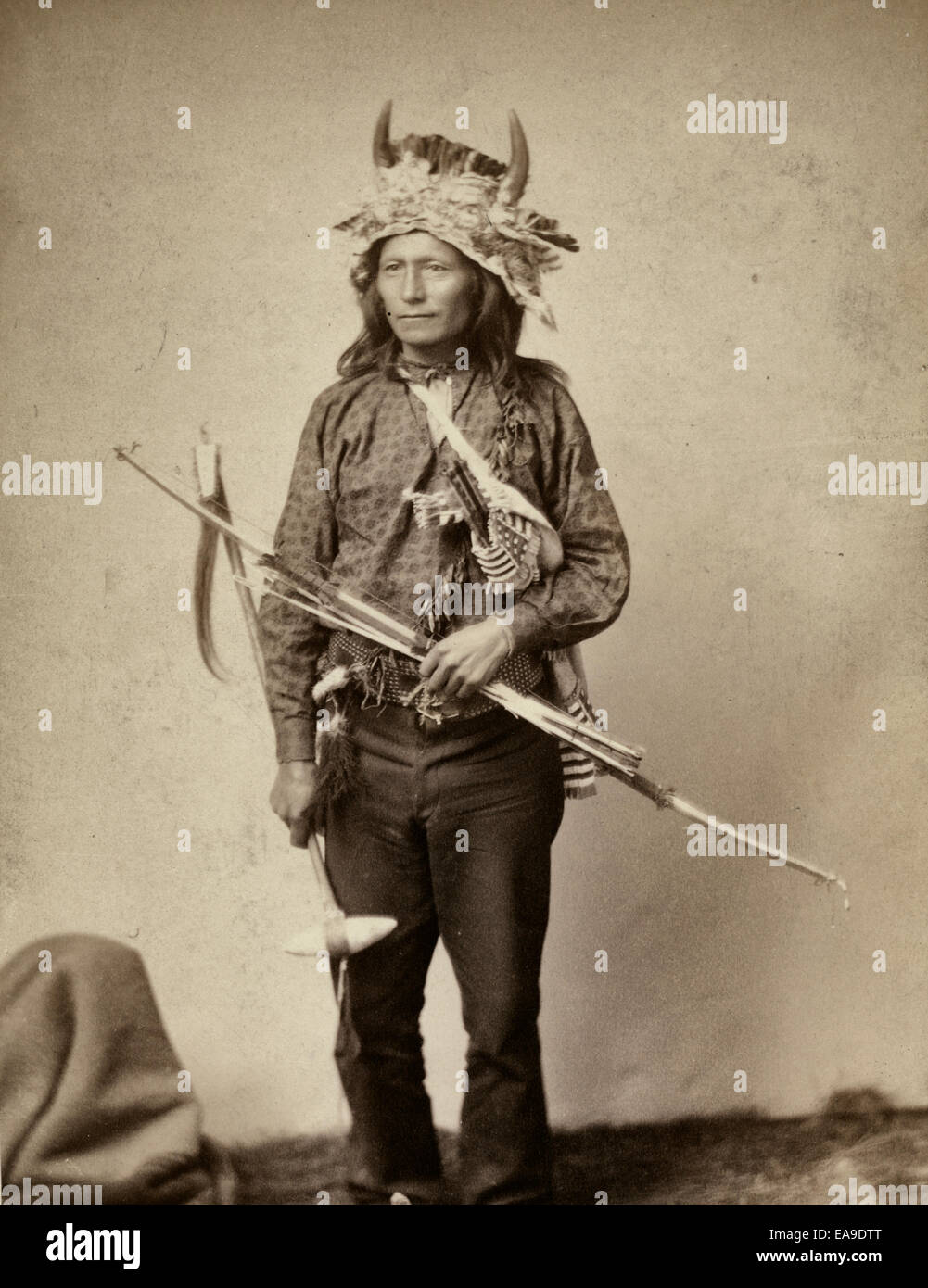 'Petite', instigateur de la révolte des indiens à Pine Ridge, 1890. Peu d'Oglala, leader du groupe, portrait studio, debout, face à l'avant, portant une coiffe de l'avertisseur sonore, pantalon et chemise, et la tenue d'arc, de flèches et de tomahawk Banque D'Images