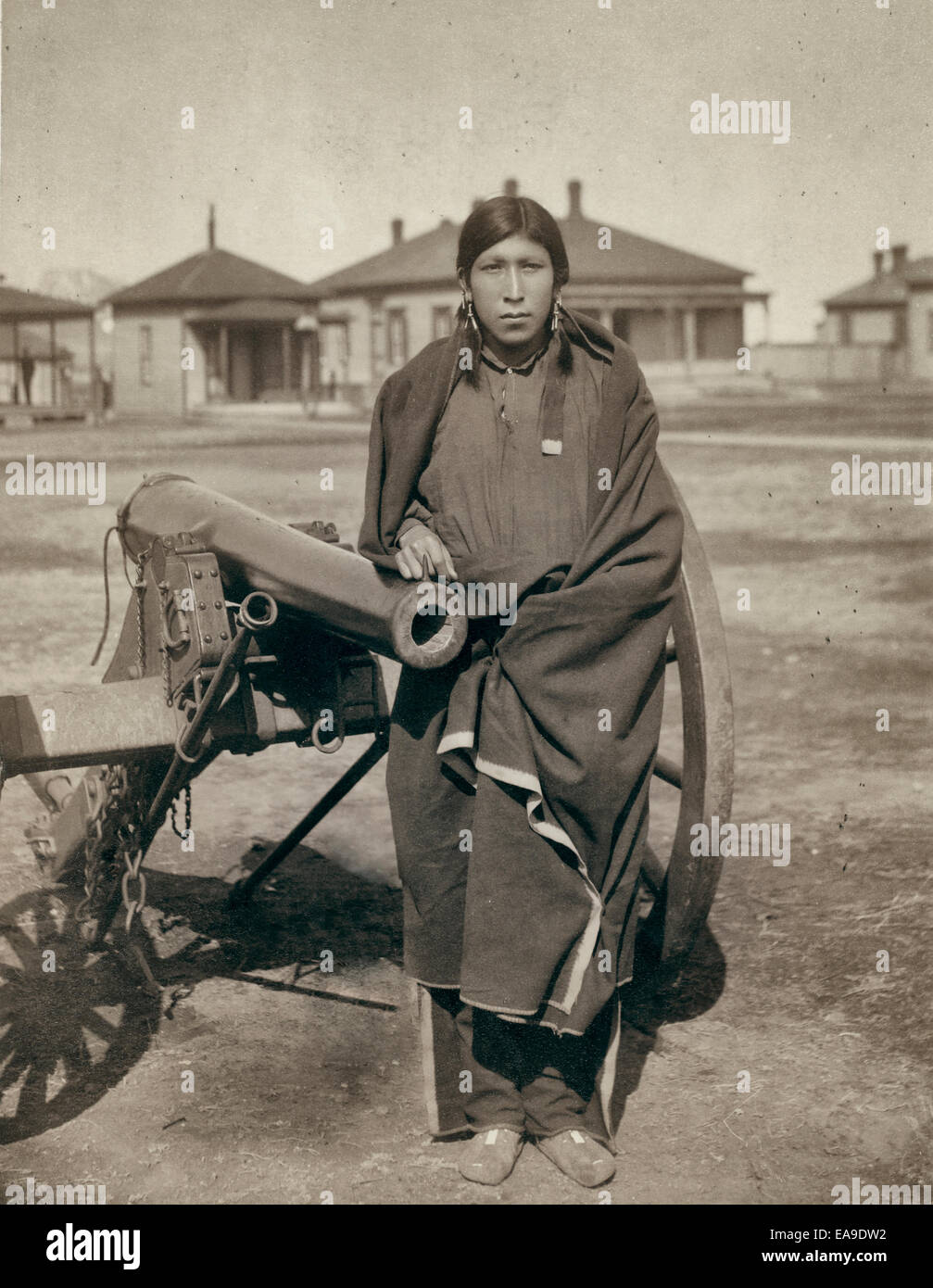 Tasunka, Ota, alias beaucoup les chevaux, slayer of Lieut. Casey, près de Pine Ridge, S.D. beaucoup les chevaux, homme Oglala, portrait en pied, de face, avec une couverture enroulée autour de lui, debout à côté d'un canon--probablement sur ou près de la réserve de Pine Ridge.1891 Banque D'Images